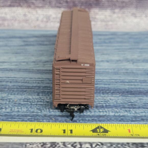 H.O scale main line of mid-America Illinois central boxcar brown and white - Picture 5 of 8
